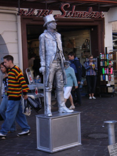 长安街上遇到的一位意大利骑自行车自费旅游的小伙子