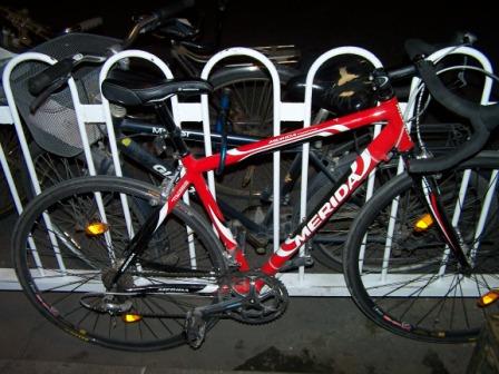 把车子锁在广场边的护栏上了