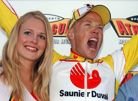 美女还不错啊 车手看上去很兴奋啊