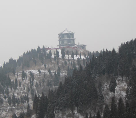 山那边，亭台楼阁，香烟飘缈