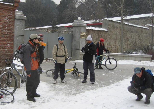 在“香山塔后身甲１号”院门外休息