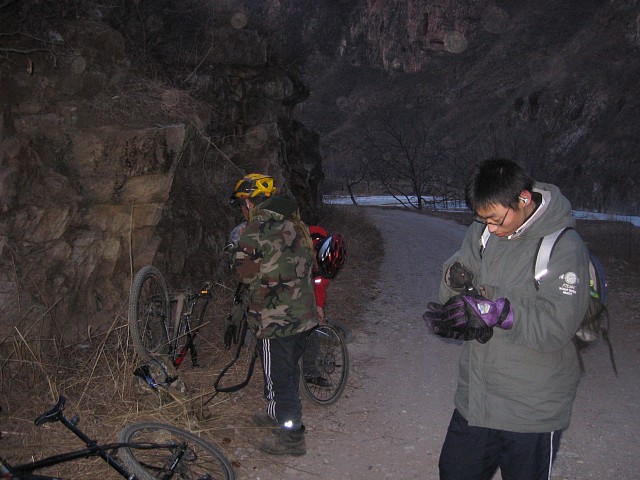 夜幕，狼哥扎胎