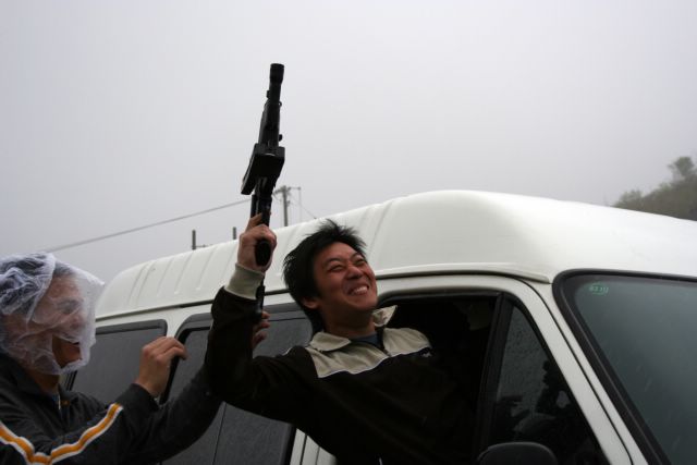 八大处峰顶，一悍匪头目，持枪占领山头