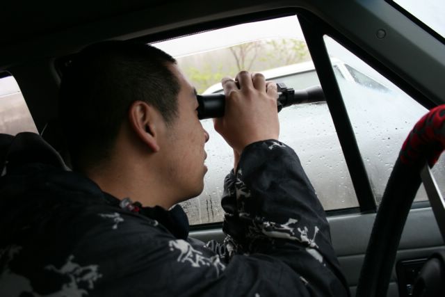 看那边的美女，我想脱她的衣服