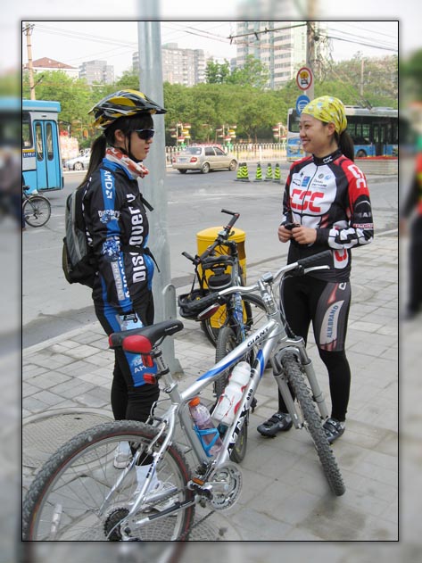 先来的两位美女