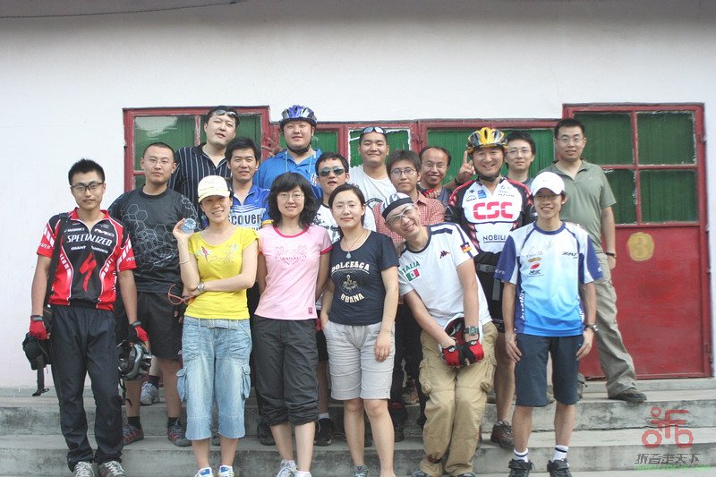 走了一批人，不完整的合影