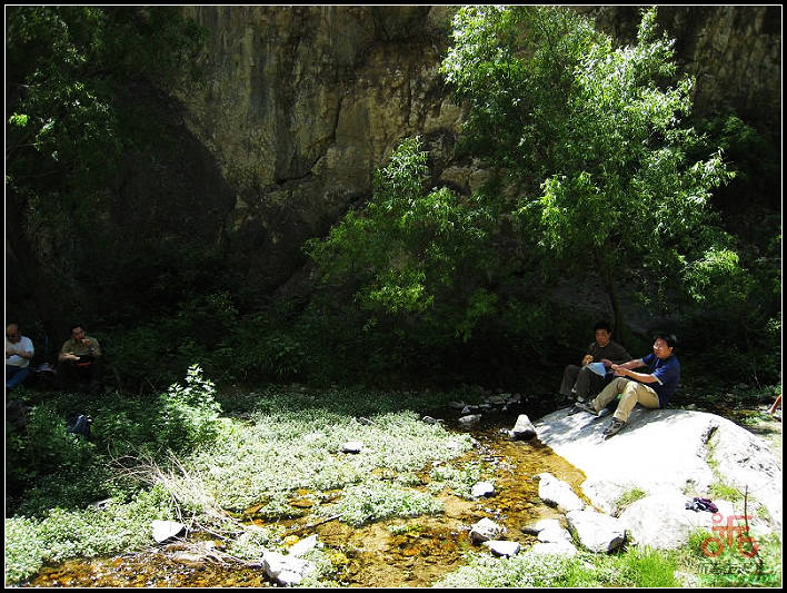 啤酒仍泉水里冰镇，烤串拿烤架自己烤。