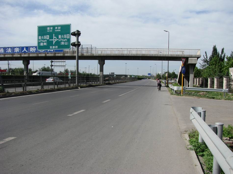 在106国道上，京开高速