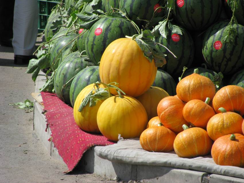 庞各庄的大西瓜，黄颜色的，据说是去年的新品种