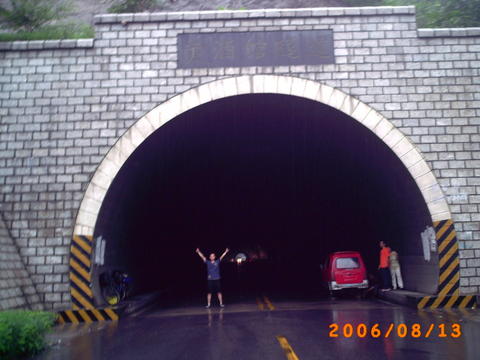 起步遇大雨  躲雨了  这里是黄酒馆隧道 看到偶边上的3锛子了吗 他坏了在修轮子  一起躲雨  下面将是非常精 ...