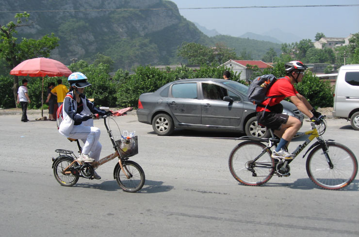 恩爱夫妻！女的骑不动，男的拉！