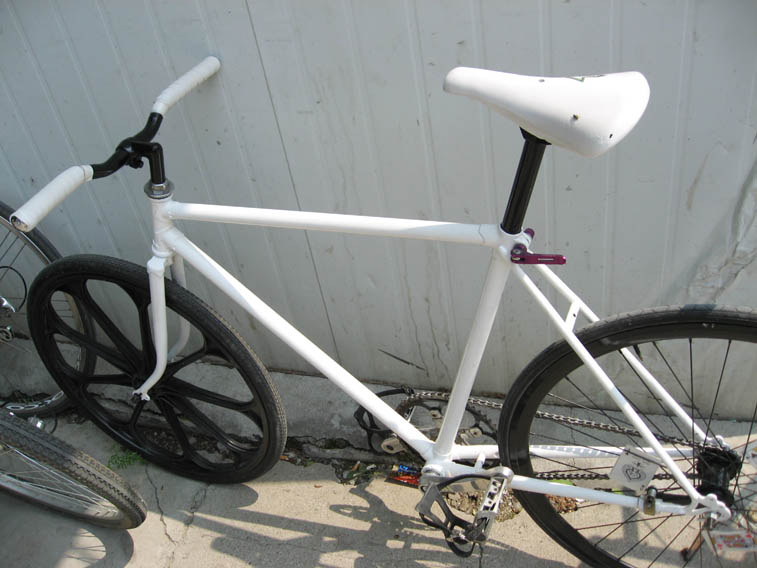 这车很猛，没变速没闸，不知怎么骑上来的