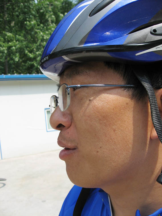 左哥这张我很喜欢，因为他终于没笑