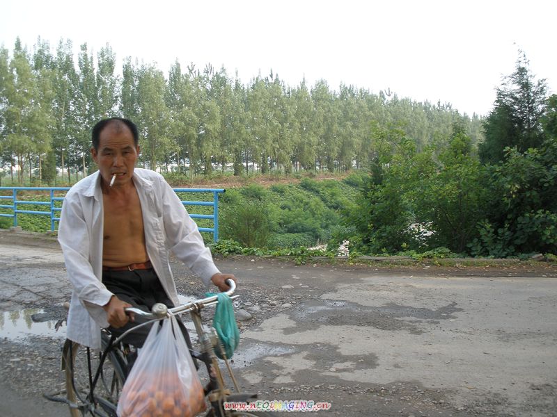这位大爷非让我给他照张骑车的英姿