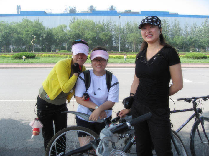 美女群和一个＂坏人＂