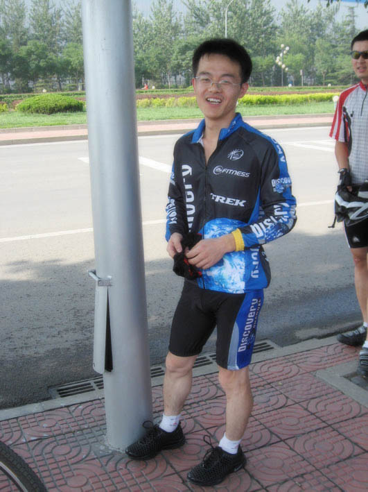 这哥们骑的不慢