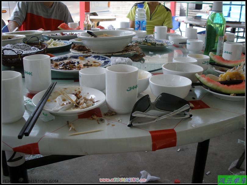 餐桌，竟顾的吃了