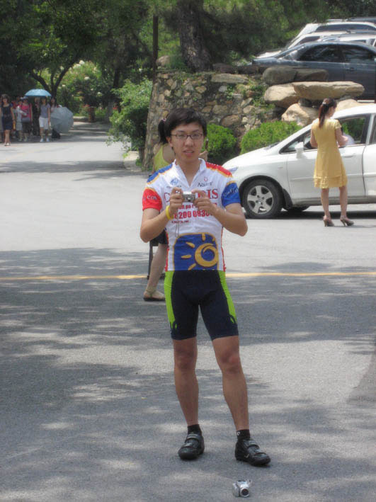 记住这哥们吧，所有集体照都是他照的，他叫＂死猫＂