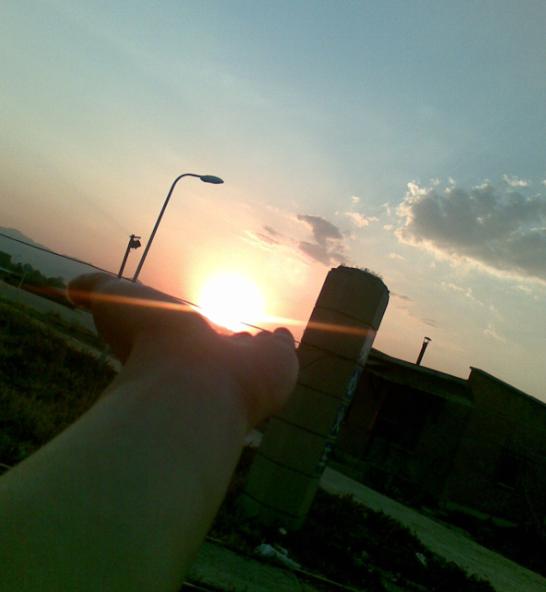 夕阳西下　我手托红阳