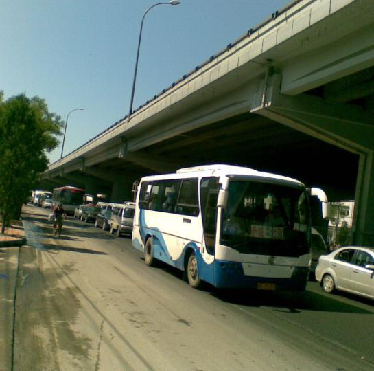 路遇堵车　呵呵　　把他们都超了