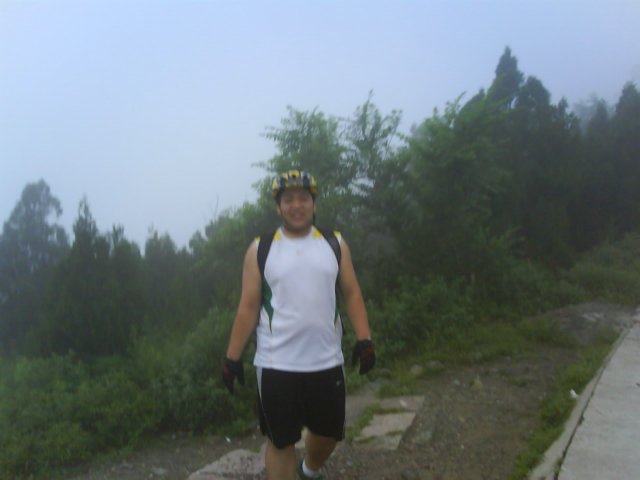 突然从鬼笑石蹦出一名大汉