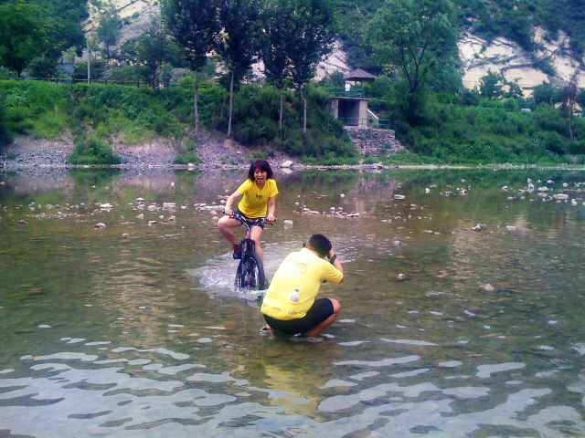 快倒了，摄影师很敬业