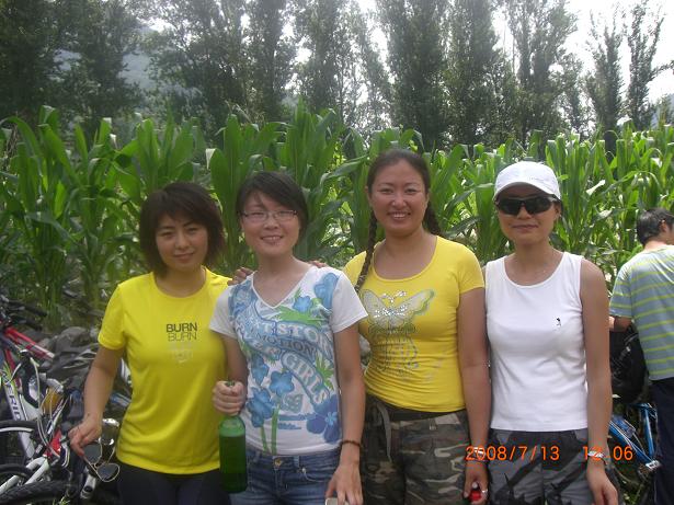 美女们滴合影（PS掉那个拿酒瓶的人。。）