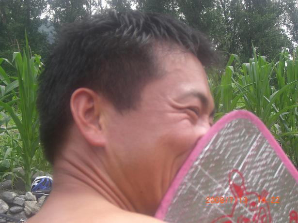 谁呀这是。。。还那么害羞。。。