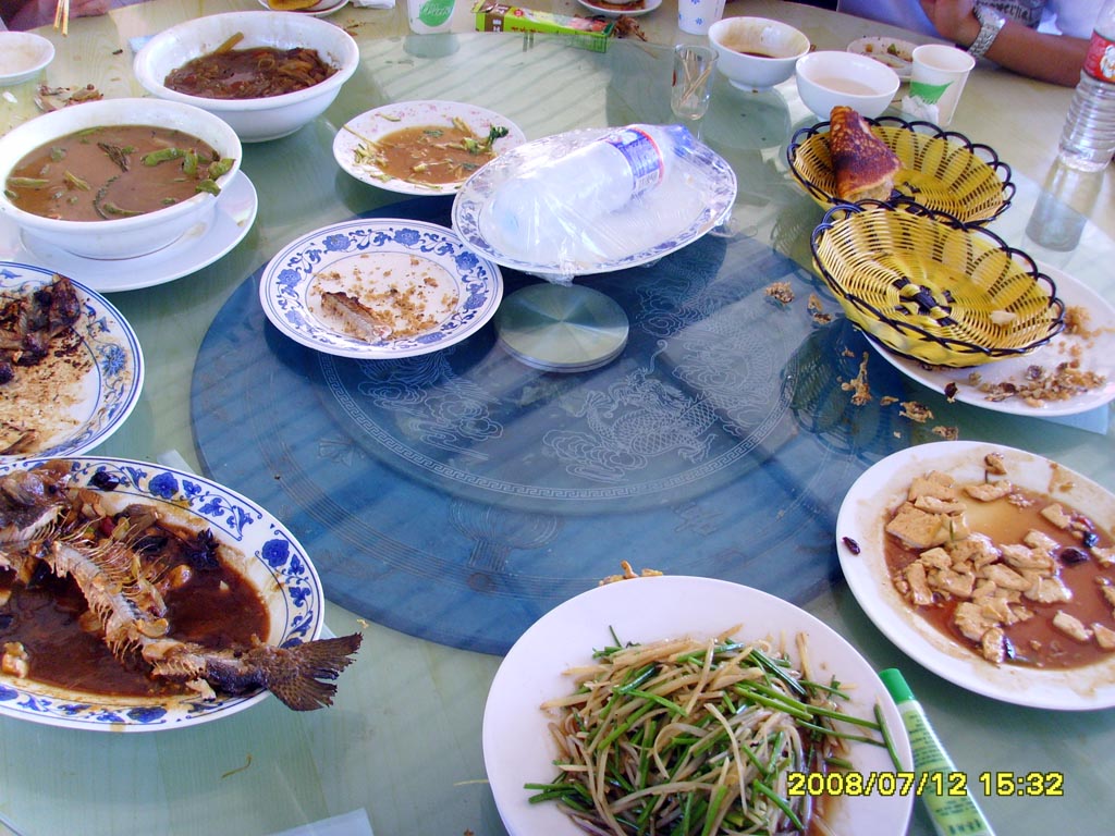 杯盘狼藉，相与枕藉乎舟中……