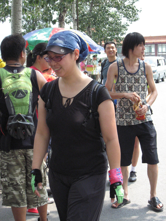 龙龙，很有沟通能力，基本警察和司机都是她搞定的！强