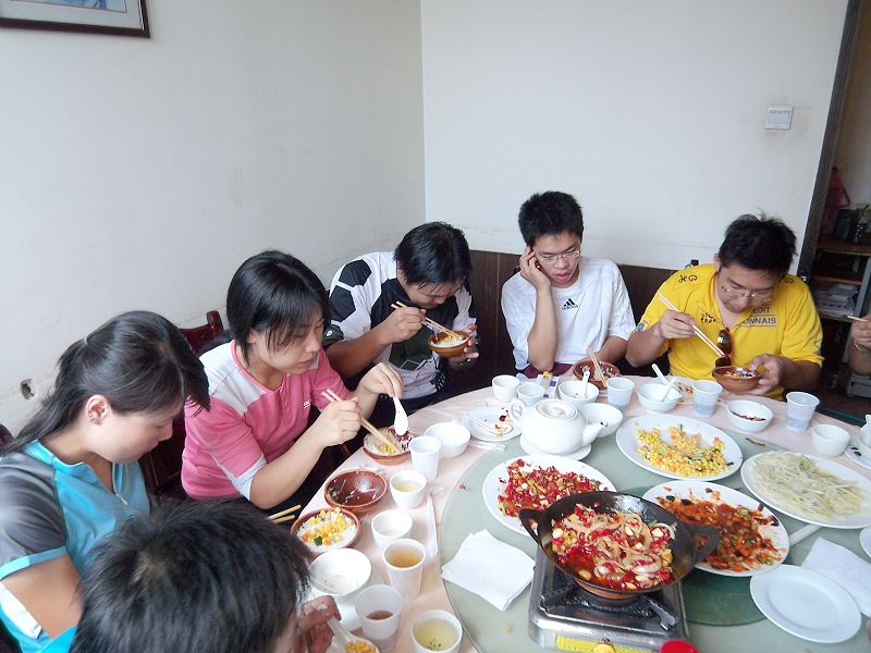 总算开饭！吃啊！