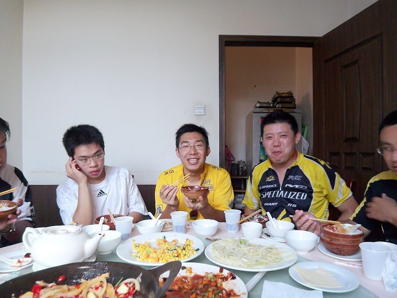 牙齿白！用高露洁用得！