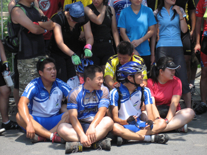 中央明令禁止：随地打坐