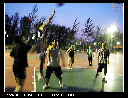 这飞起来的是今天唯一没有正脸照片的人（小贼）