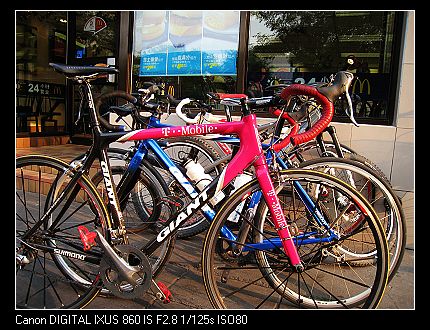 集合在M记前的小车们 猜猜外边那辆多大的？？