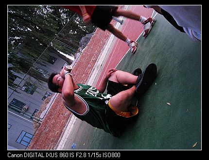 沉思的结果喝罐饮料吧