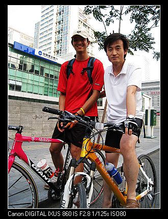 由于MM的魅力大 当街被这位车友拦下