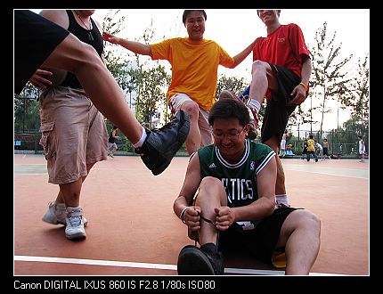 无奈的系着被打开的鞋带