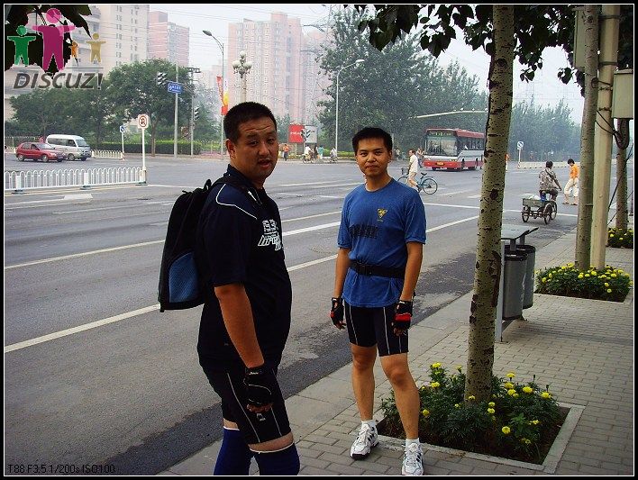 和肥狼蚂蚁在阜石路篮球馆等待大部队