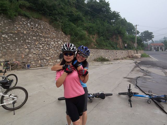 从这个角度看上去，貌似有穿同一条裤子的可能