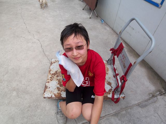 看见没？杏眼微扬，粉面含春；柔弱似水，凌乱如风