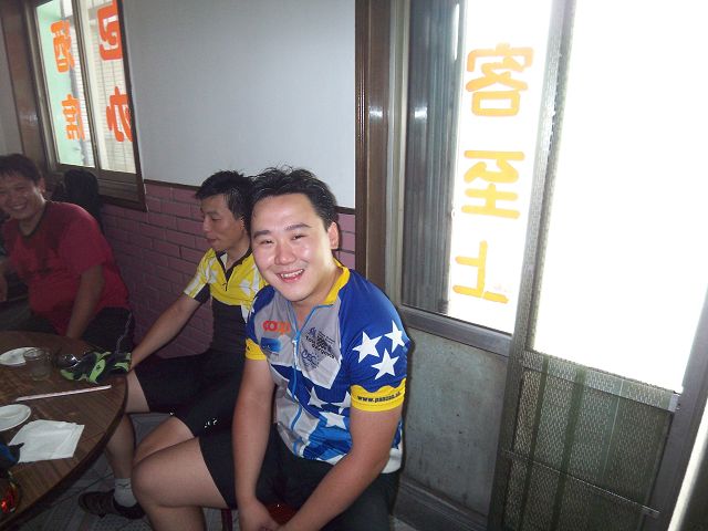 就是他！他就是阴天！楼上楼下的姐妹们，下来砍人啦