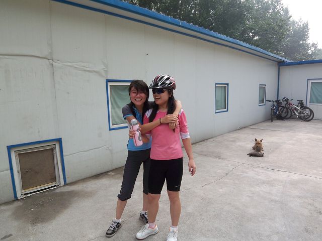 看清楚点，我们穿的是两条裤子