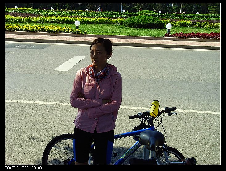 在一旁恬静的MM