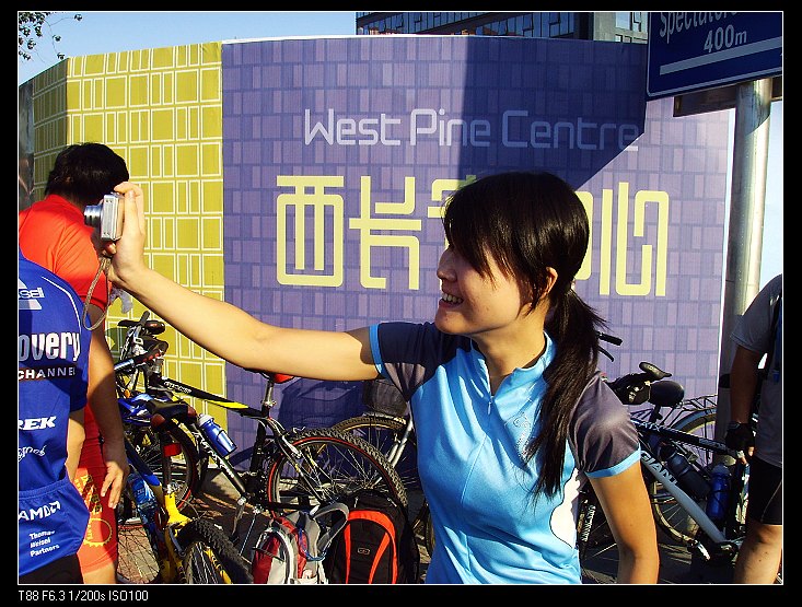 这时偷拍不错，不过明显黄雀在后啊