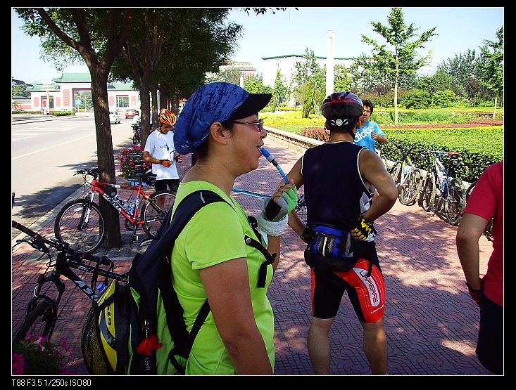 龙龙就是不让拍正面啊