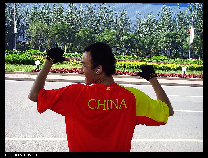 这队服，这人，多臭屁～