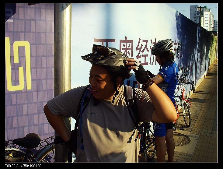 领队要讲话了，说啥呢。。。