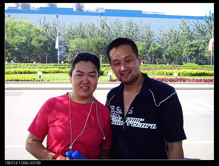 肥狼在和本次活动的领队套近乎