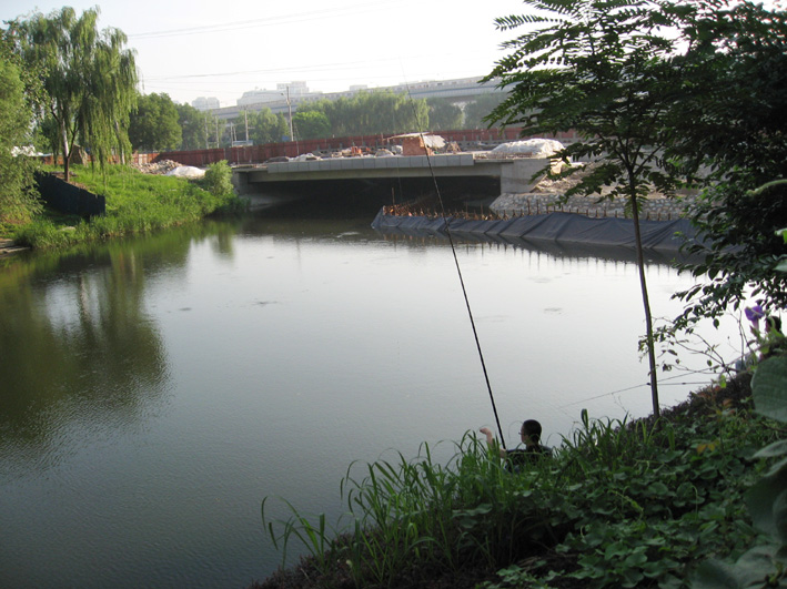 他家附近居然有钓鱼的..